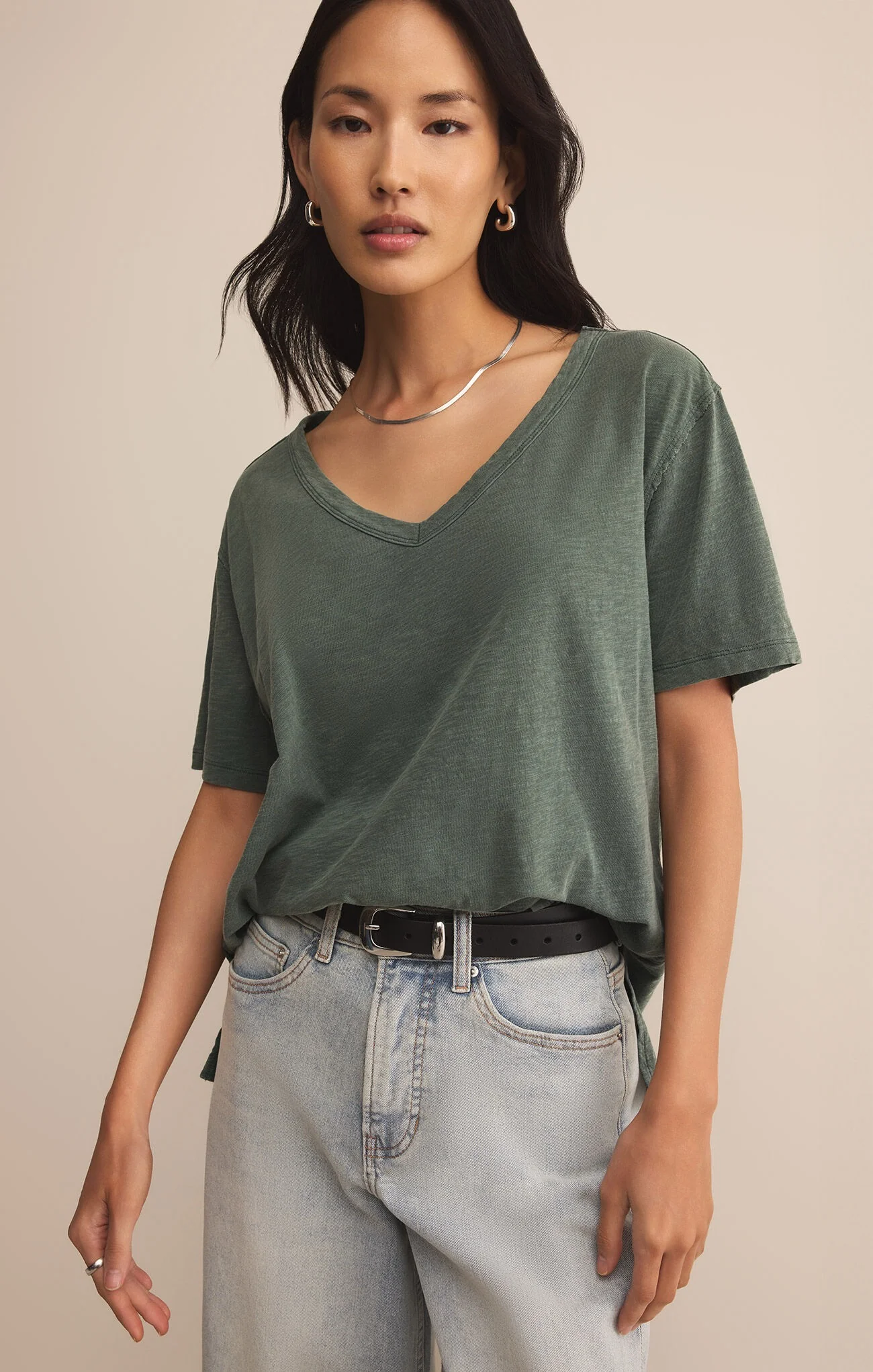 Lively Relaxed V-Neck Tee Hunter Green - Image 2